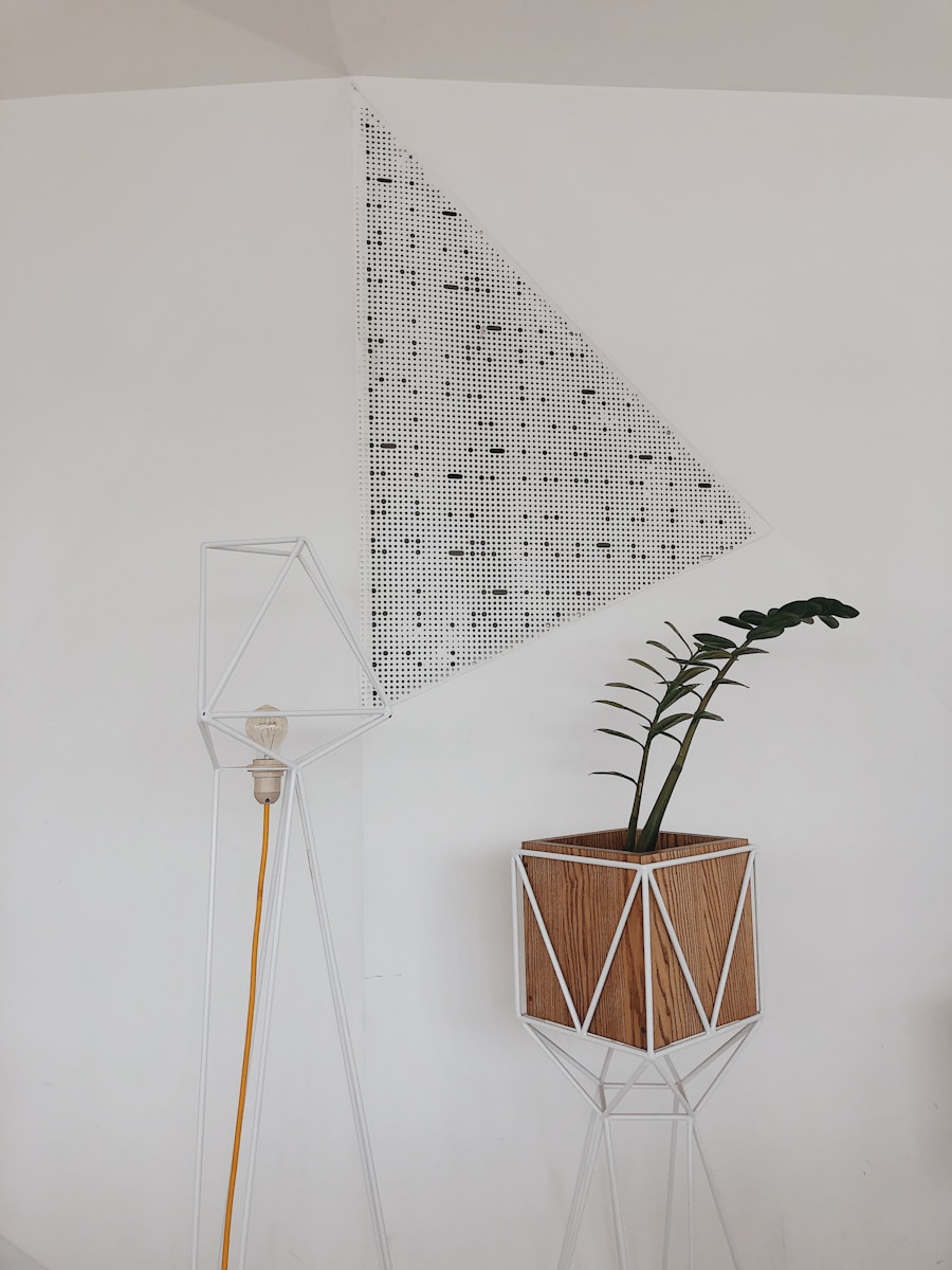Photo Decorative art triangle floor lamp for living room