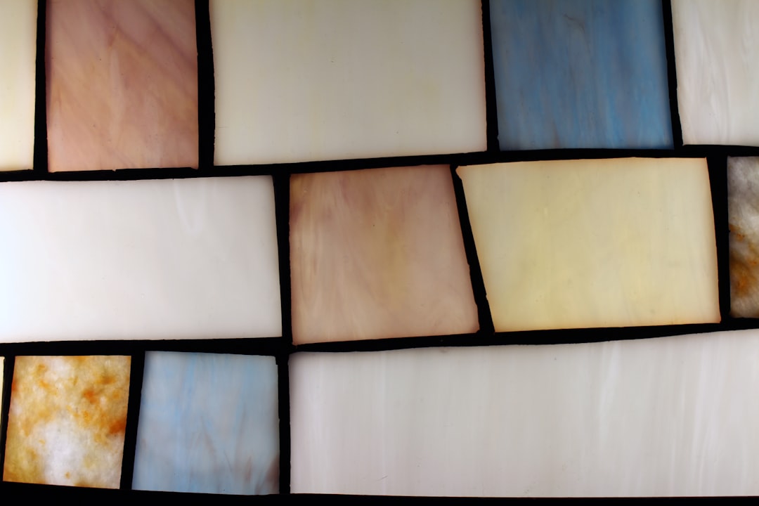 Photo irregular stone texture table lamp